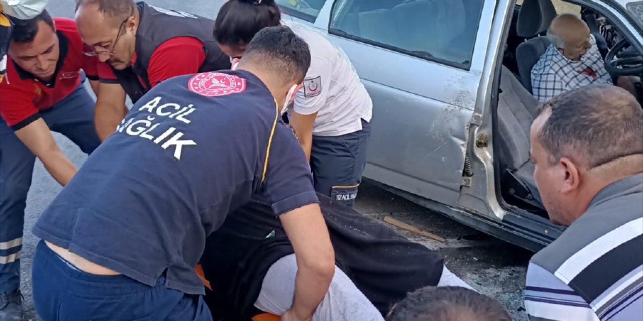 Mersin'de Tır İle Otomobilin Çarpıştığı Kazada 2 Kişi Yaralandı