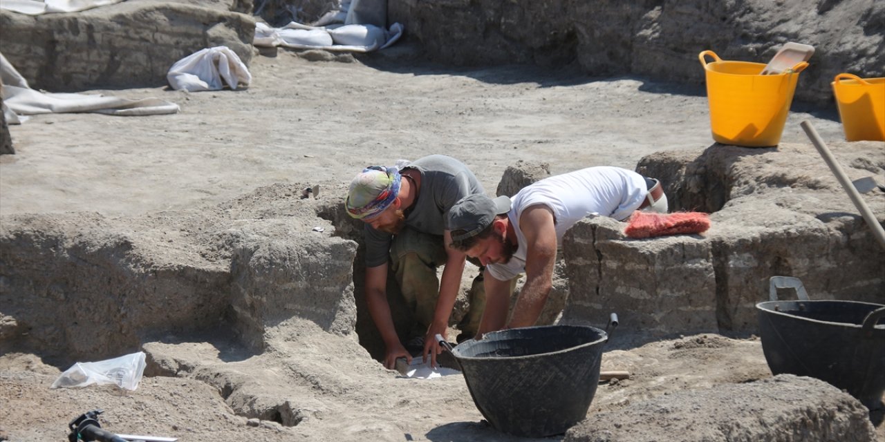 Çatalhöyük'te Neolitik Evin Hücre Mekanlarında Çoklu Mezarlar Bulundu