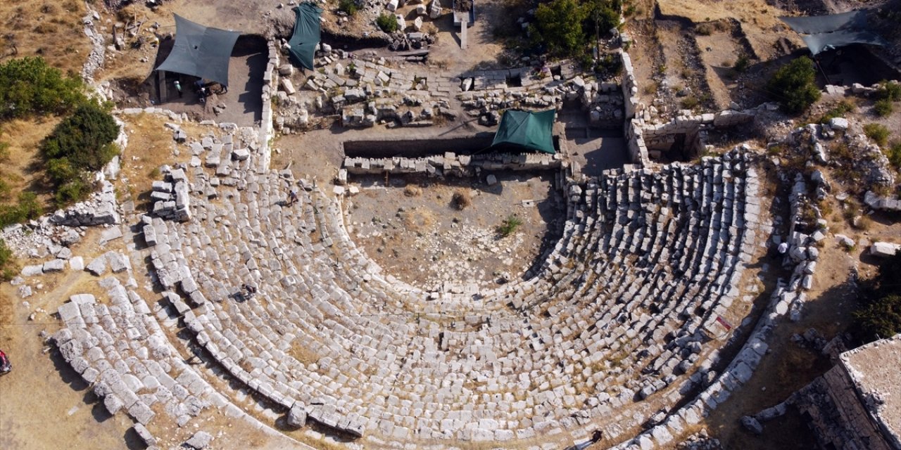 Uzuncaburç Antik Kenti'nde Tarihe Işık Tutacak Kalıntılar Gün Yüzüne Çıkarılıyor