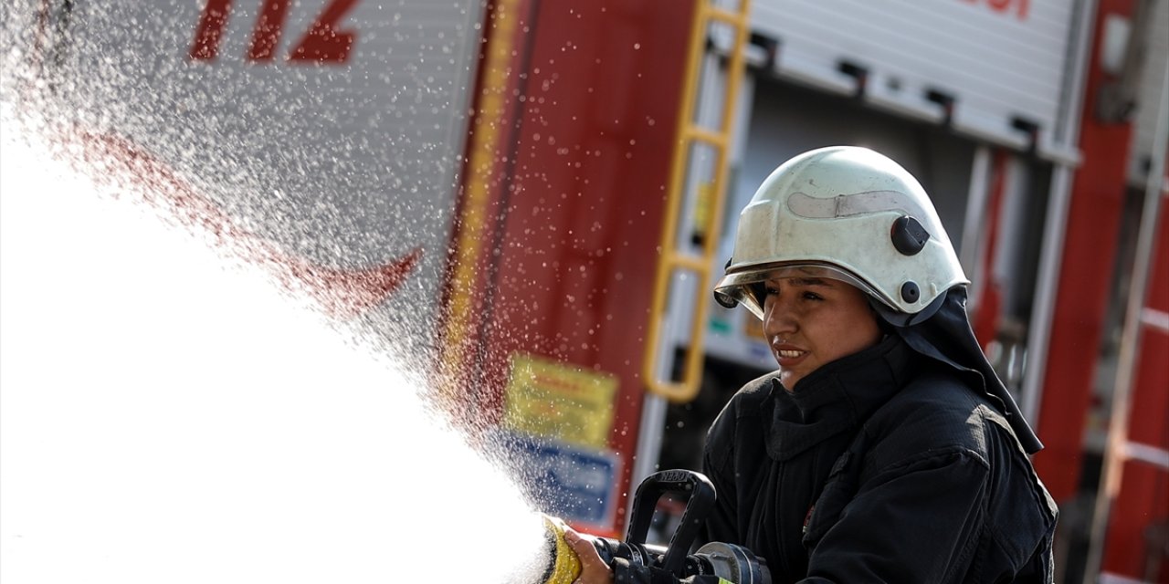 Görev Şehidi İtfaiyecinin Kızı "Alevlerle" Mücadele Ediyor