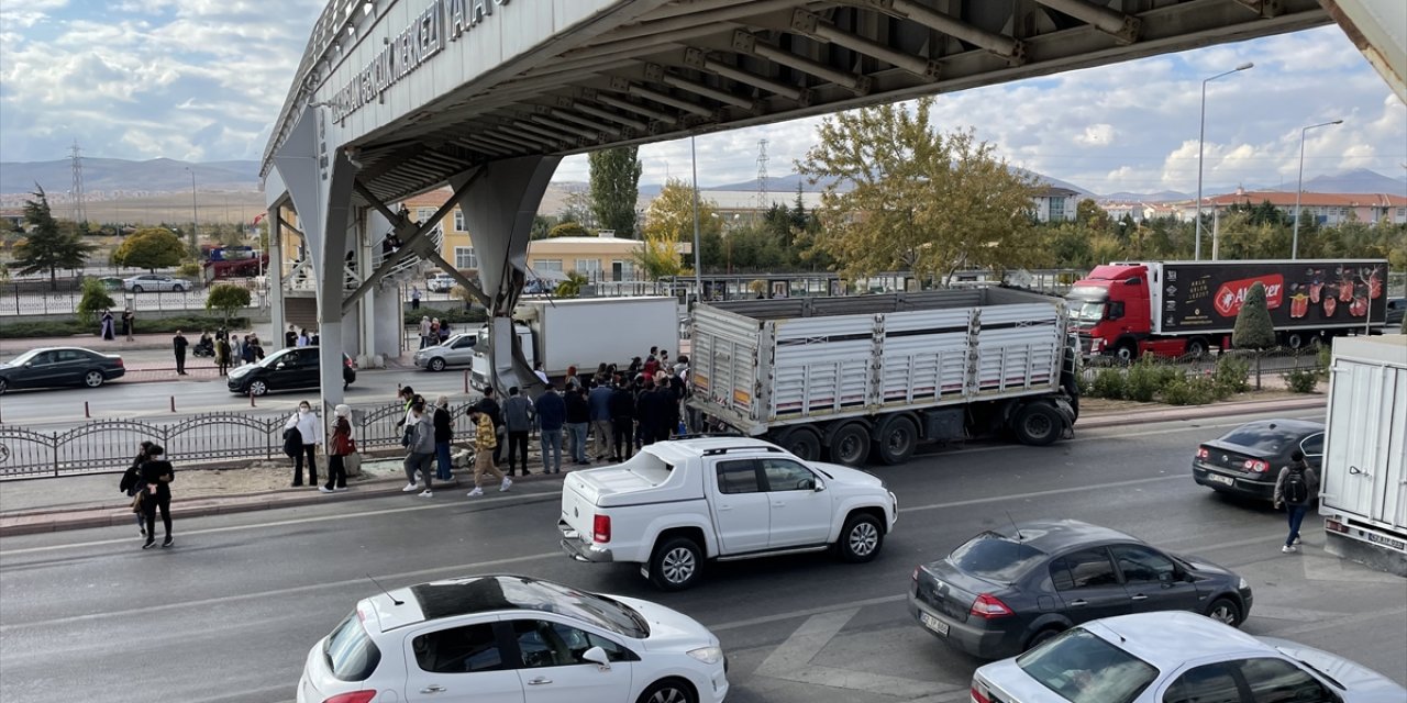 Konya'da Kontrolden Çıkan Tır Üst Geçide Çarptı