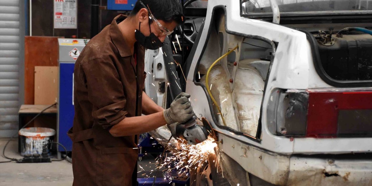 Mercedes Kamyon Fabrikasında Staj Yapıp Parça Üretiyorlar