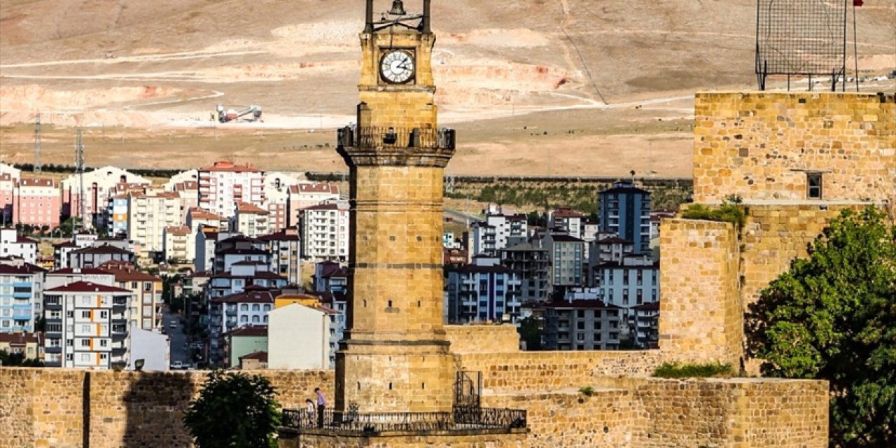 Niğde'deki Saat Kulesi Tamir Ediliyor