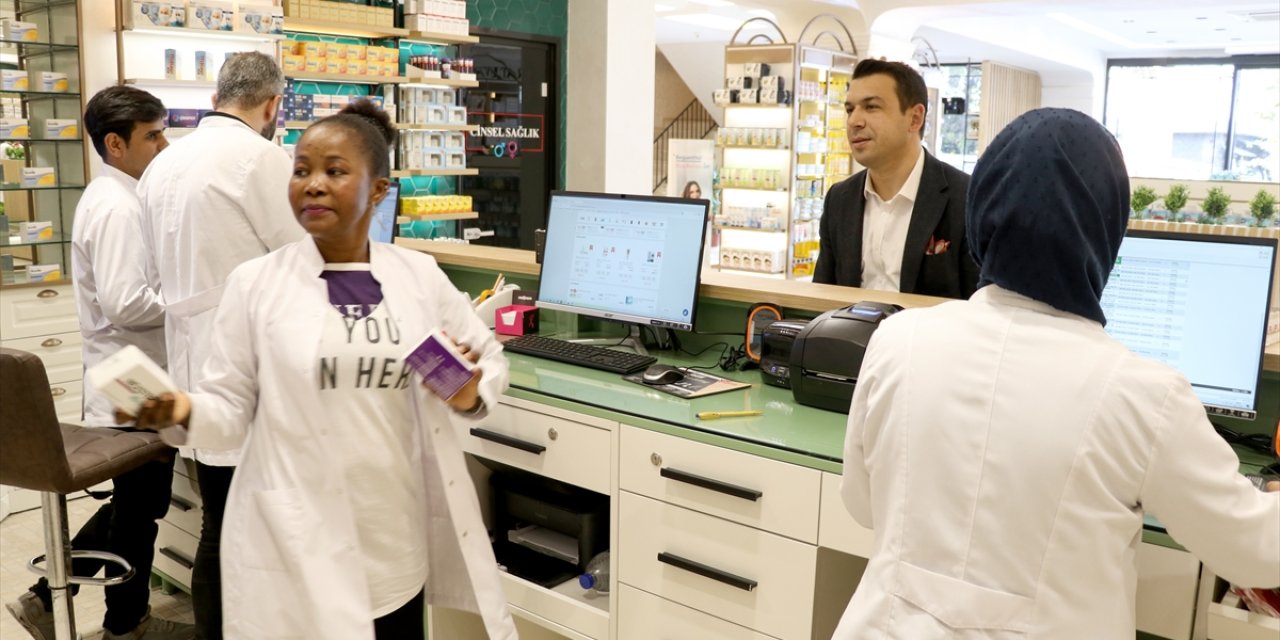 Konya'daki 3 Katlı Eczanede 6 Dilde Hizmet Veriliyor