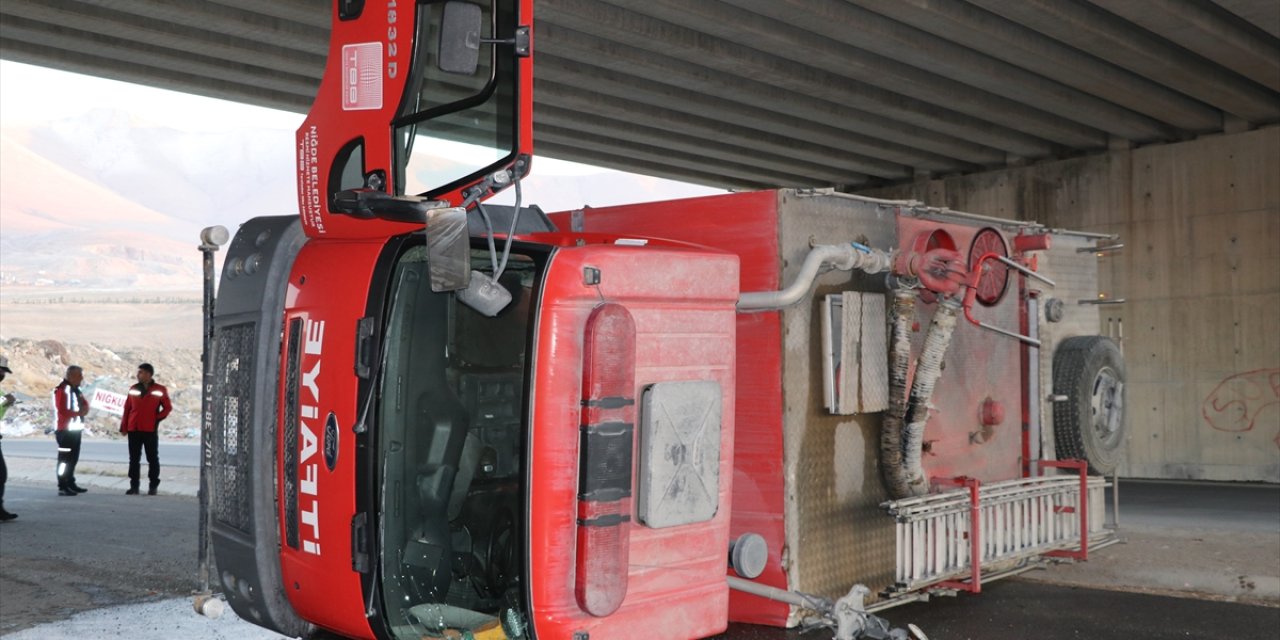 Niğde'de İtfaiye Aracı Devrildi: 2 Yaralı