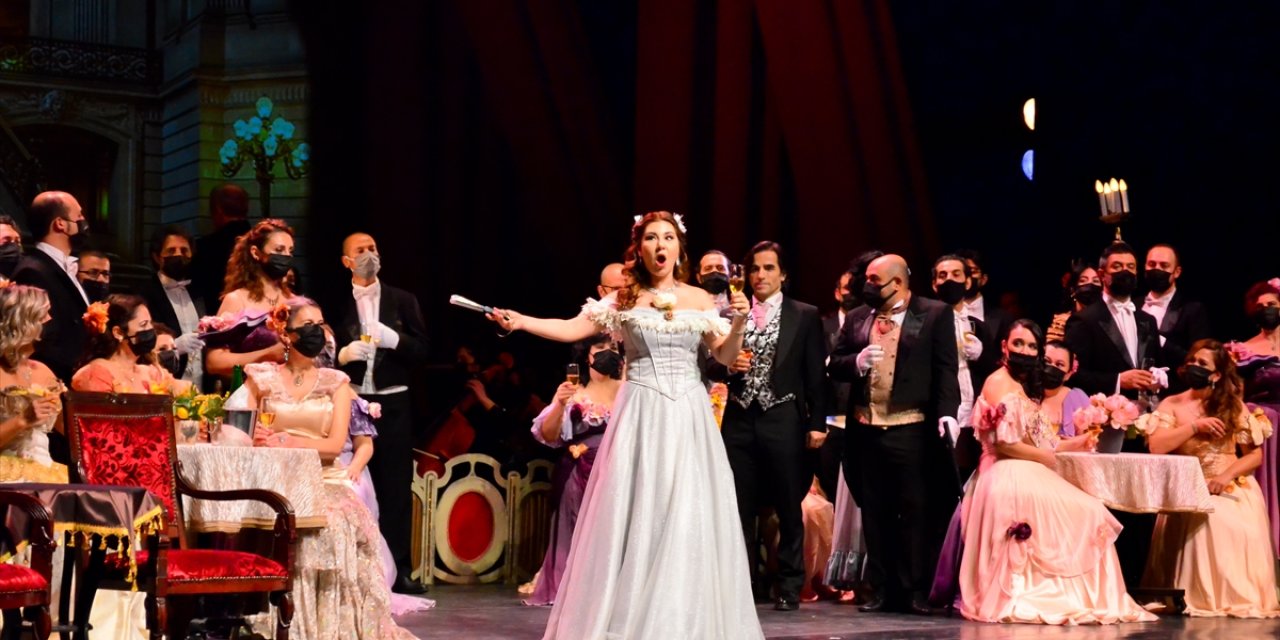"La Traviata" Operası Sahnelendi