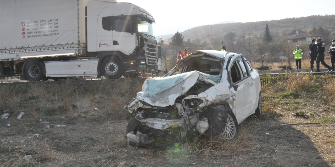 Konya'da Kamyonet İle Otomobilin Çarpışması Sonucu 2 Kişi Öldü