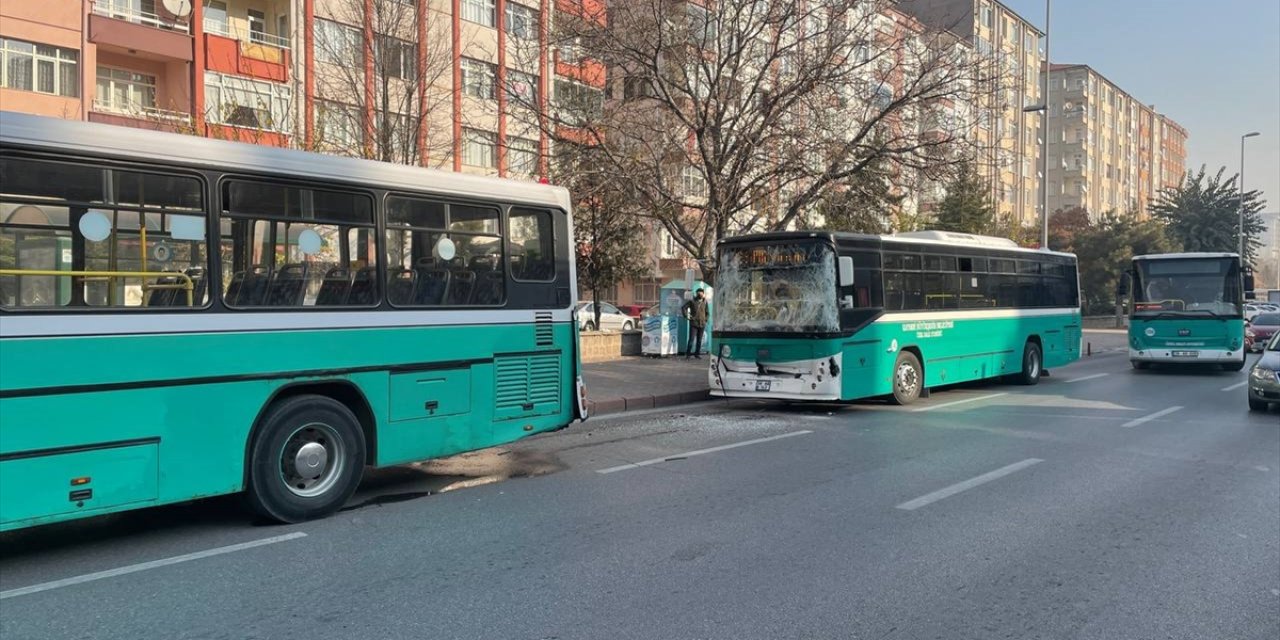 Kayseri'de İki Halk Otobüsünün Karıştığı Kazada 13 Yolcu Yaralandı