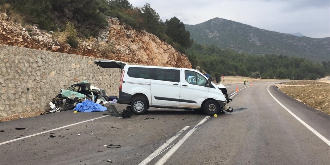 Akseki - Manavgat Yolunda Trafik Kazası : 1 Ölü, 2 Yaralı