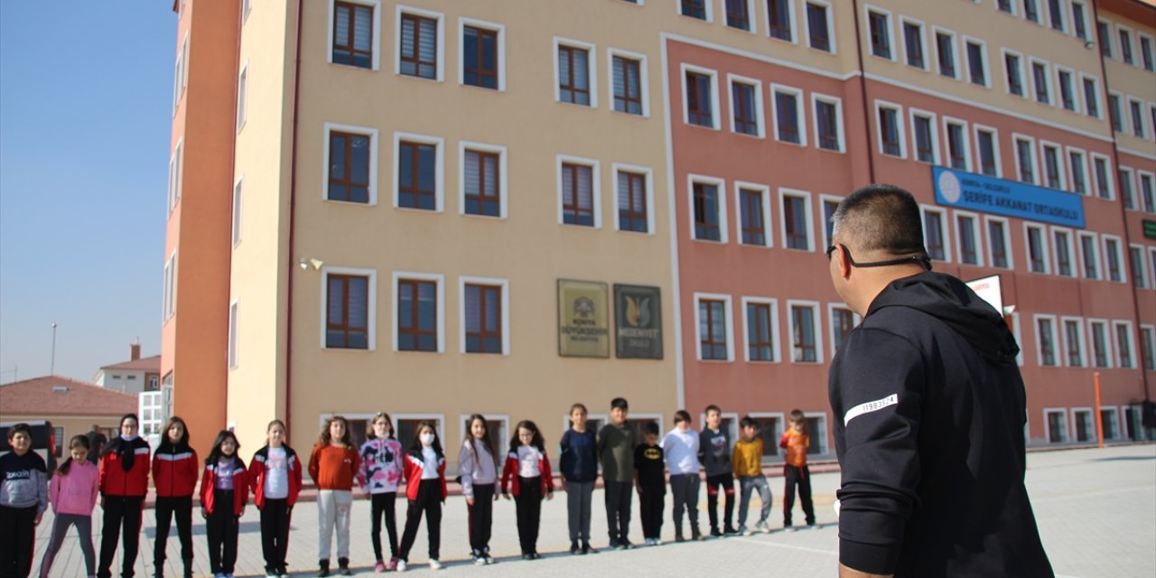 Göremediği Öğrencilerine Hissederek Öğretiyor