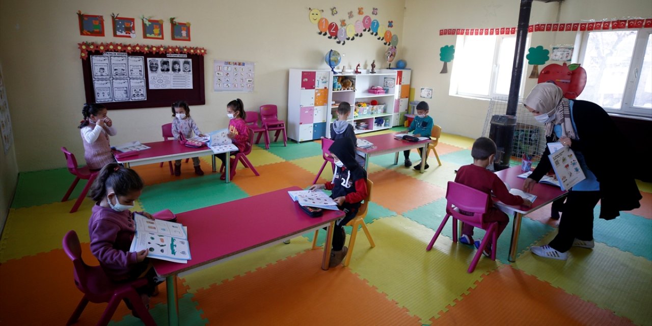 Fedakar Öğretmen Köy Okulunun Deposunu Sınıfa Çevirdi