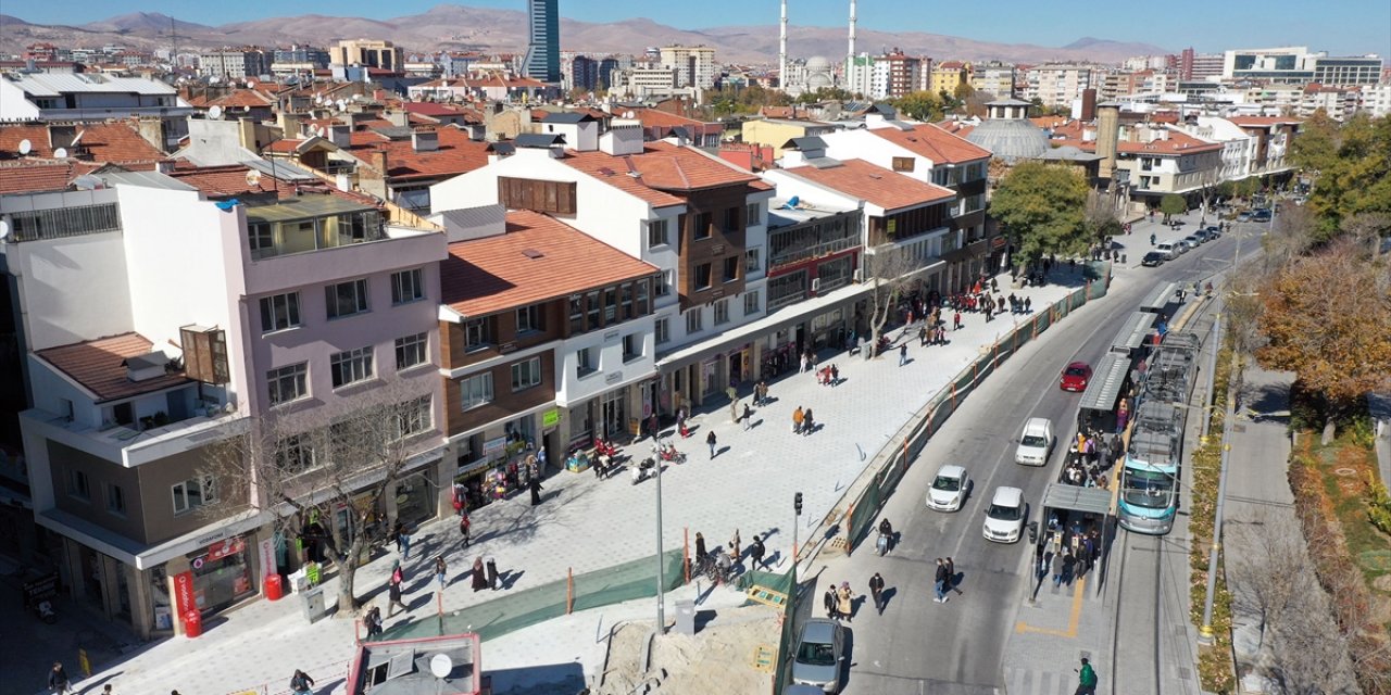 Alaaddin Caddesi'ndeki Binalar Tarihi Dokuya Uygun Hale Getiriliyor