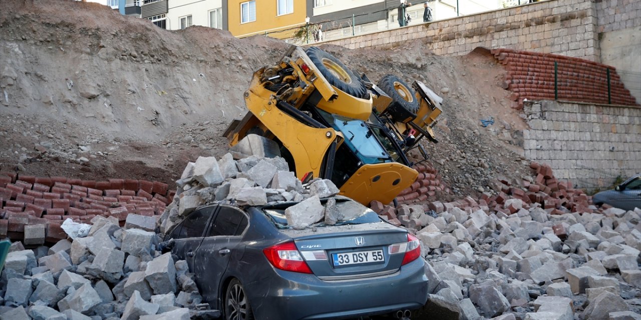 Kayseri'de Çöken İsnat Duvarı 5 Araca Zarar Verdi