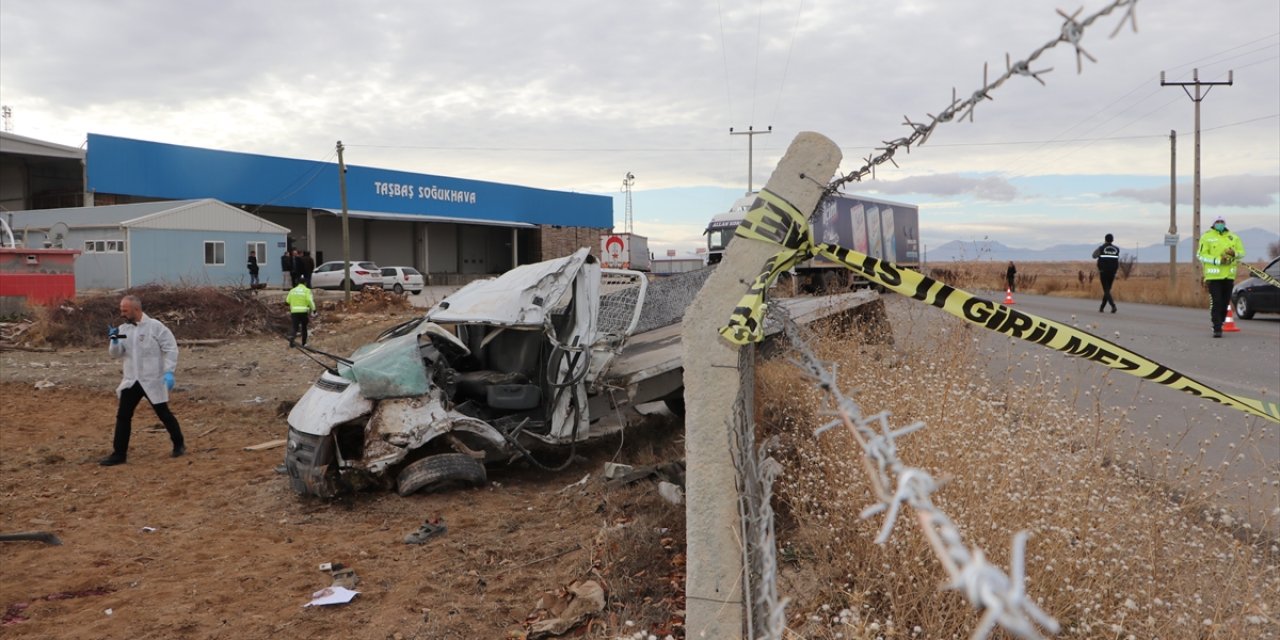 Karaman'da Tırla Çarpışan Kamyonetin Sürücüsü Öldü