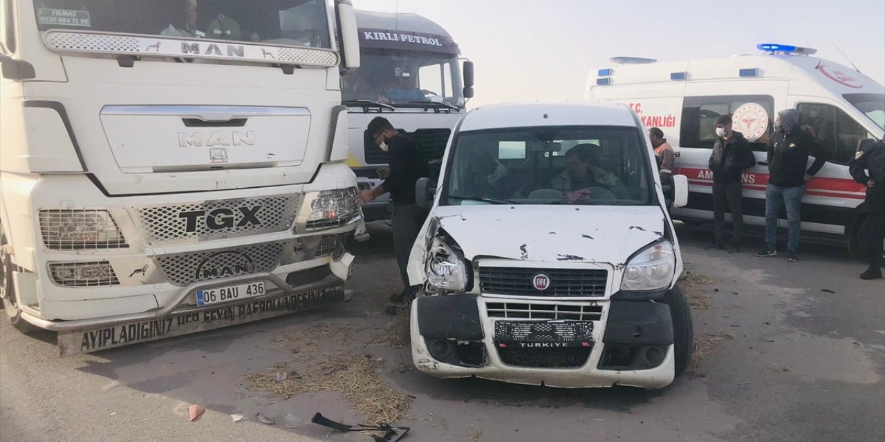 Konya'da Kum Fırtınasında Trafik Kazası Yaşandı