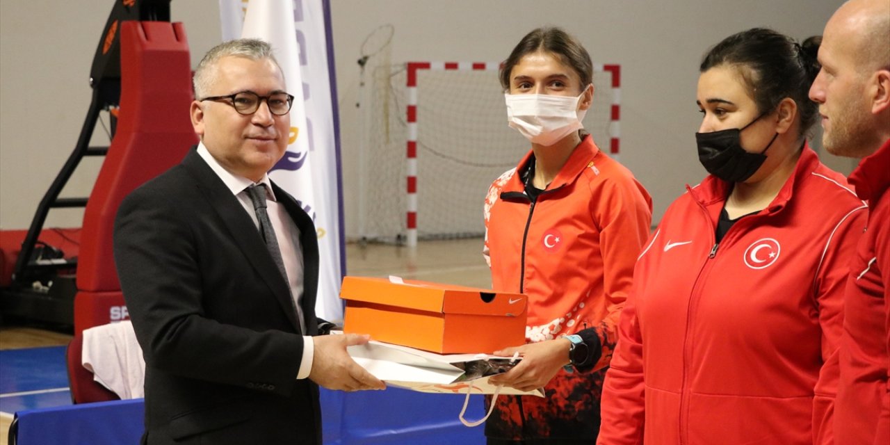 Niğde'de Müsabakalarda Dereceye Giren Sporculara Spor Malzemesi Dağıtıldı