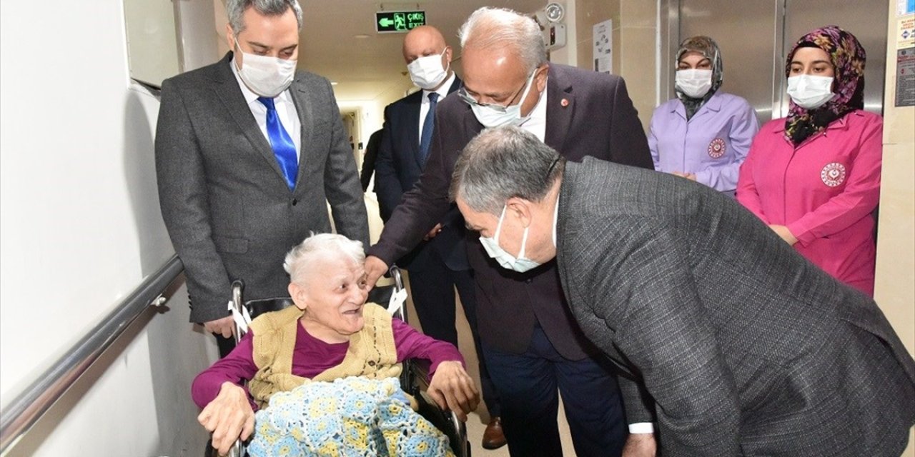 Karaman'da Huzurevinde Kimlikler Yenileniyor