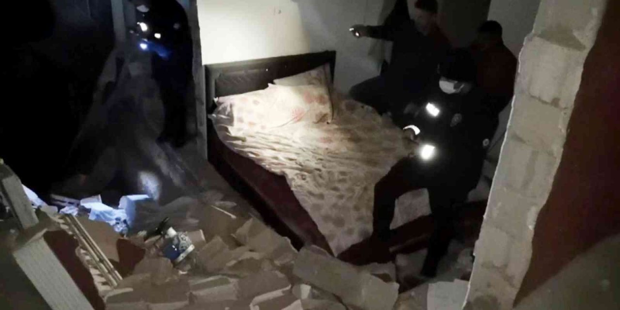 Sıkışan Gaz Bomba Gibi Patladı, Duvarları Yıkılan Evde 3 Kişi Yaralandı