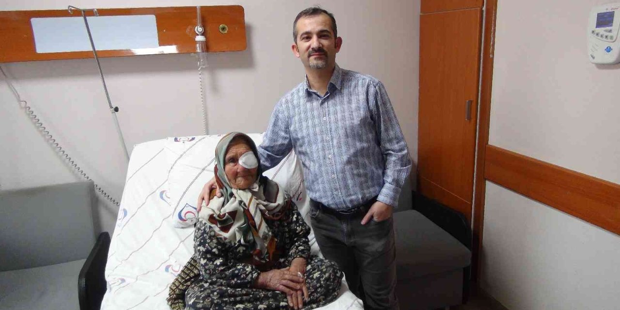 6 Çocuklu 15 Torun Sahibi 97 Yaşındaki Fadime Nine Işığı Gördü