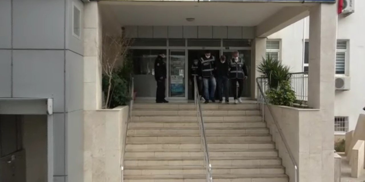 Kendilerini Polis Ve Savcı Olarak Tanıtan 2 Dolandırıcı Suçüstü Yakalandı