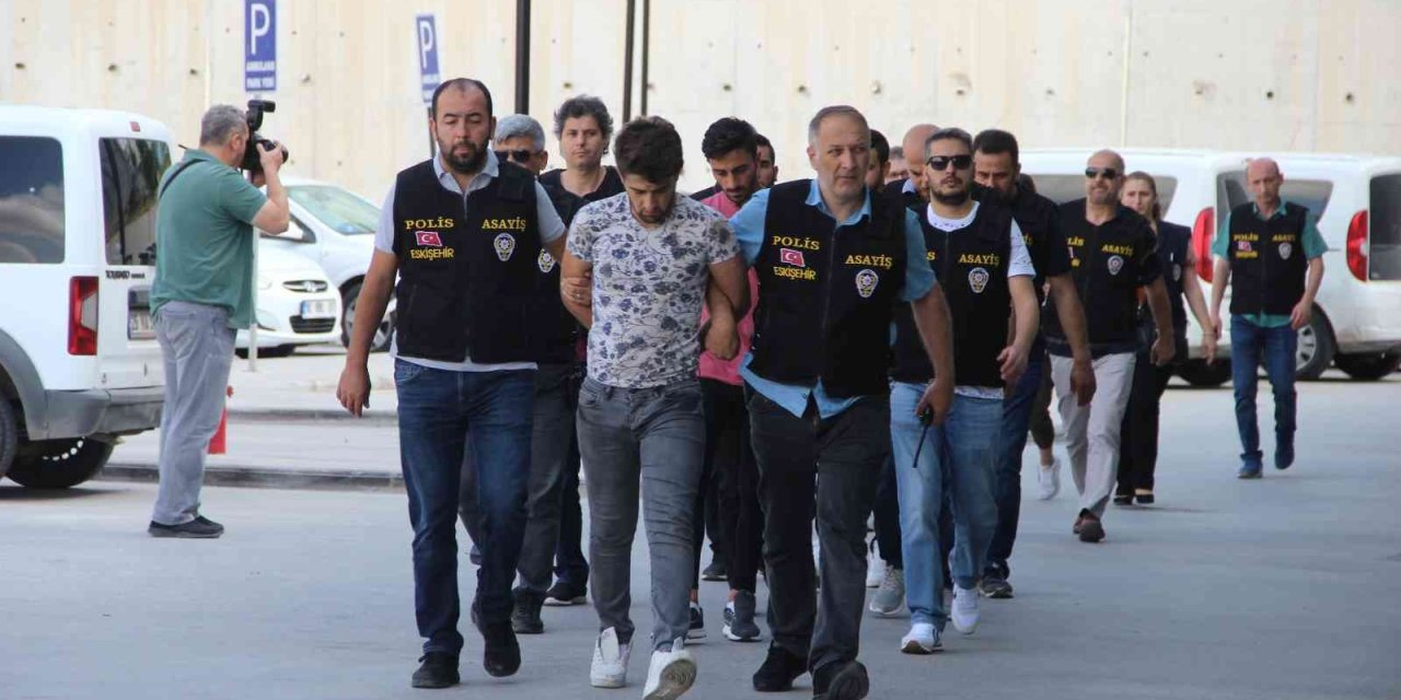 Büyükdere Cinayetinde 5 Sanığa Toplam 4 Müebbet Ve 96 Yıl Hapis Cezası