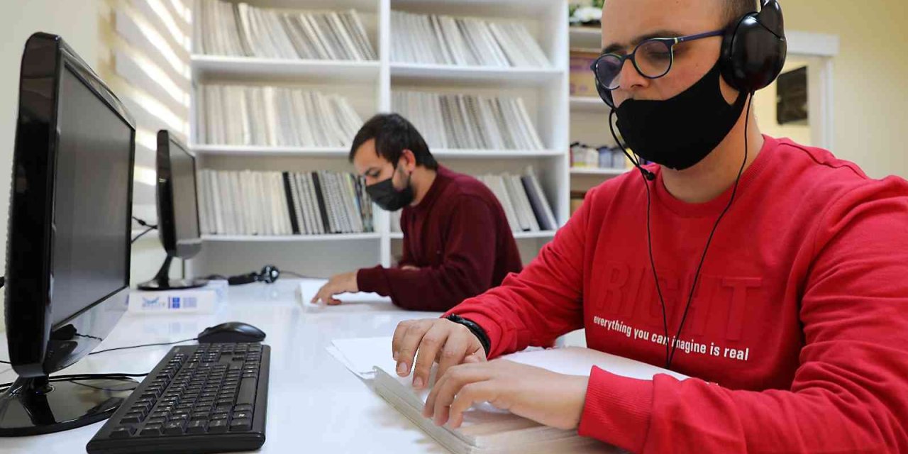 Sesli Kütüphanede Bilgi Ve Kitaba Engel Yok