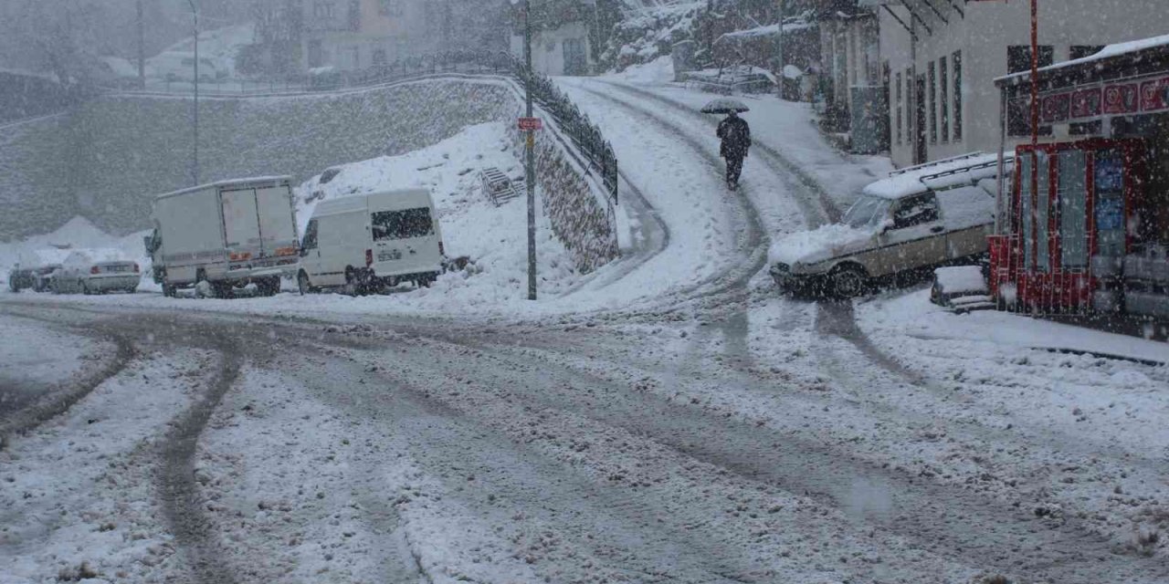 Taşkent’te Kar Yağışı Etkili Oluyor
