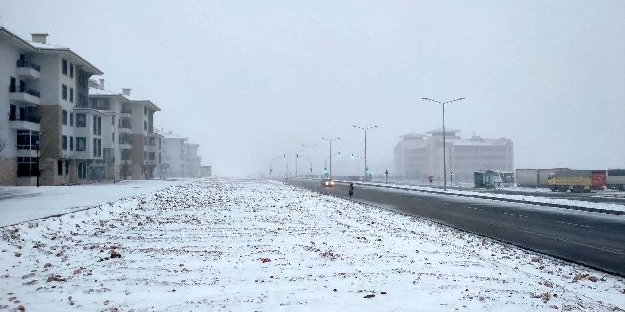 Karaman Akşamı Kar Yağışı İle Karşıladı