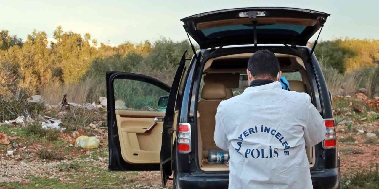 Otomobilin Camını Kırıp 30 Bin Liralık Bilgisayar Çaldılar, Köşeye Sıkışınca Araçlarını Bırakıp Kaçtılar