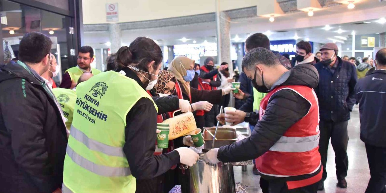 Konya Büyükşehir Soğuk Havada Bekleyen Yolcuların İçini Isıttı