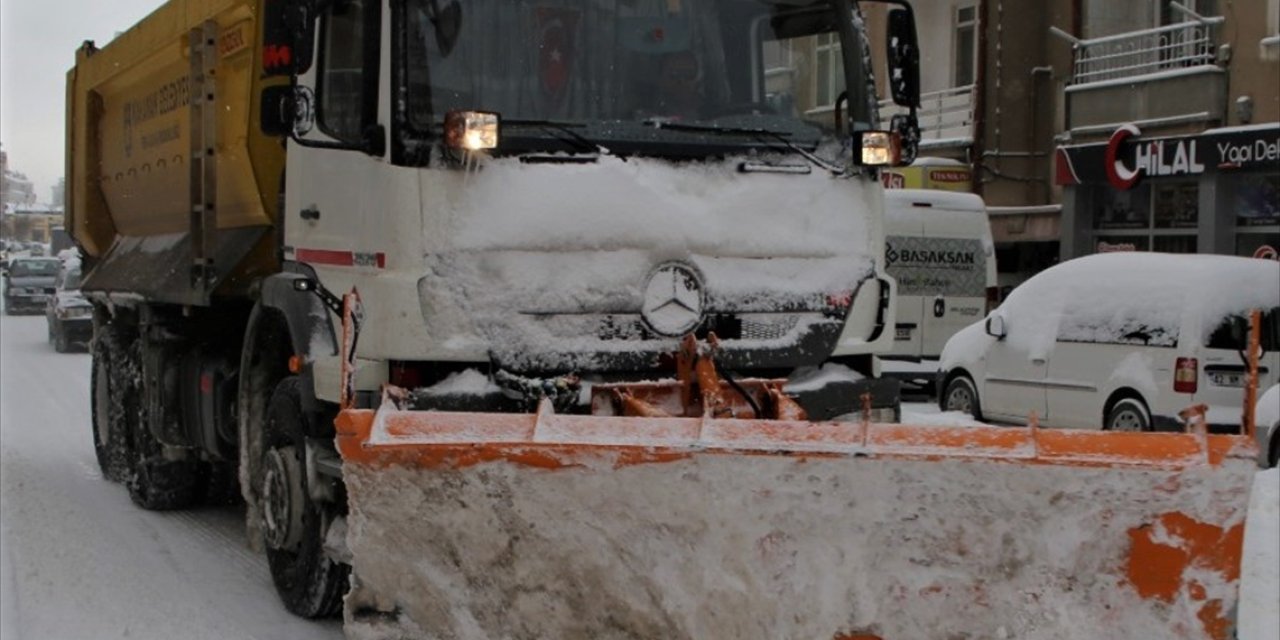 Karaman'da Kar Kürüme Devam Ediyor