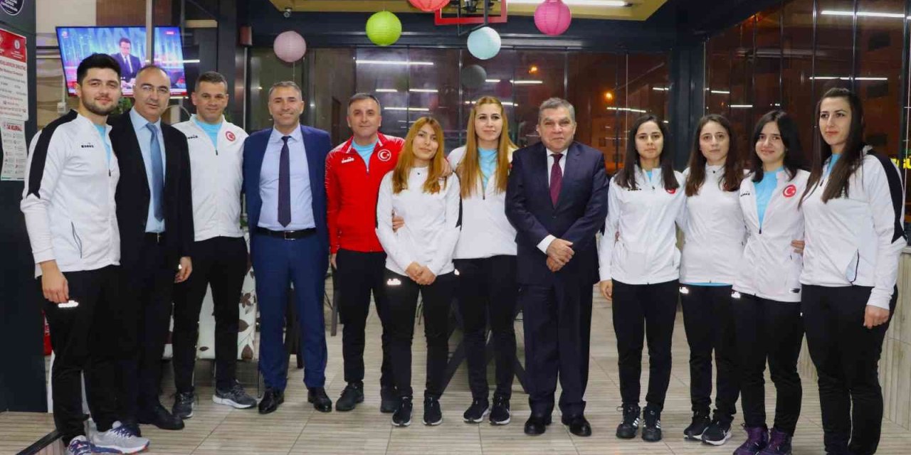 Karaman Valisi, Kadın Milli Takımının Kampını Ziyaret Etti