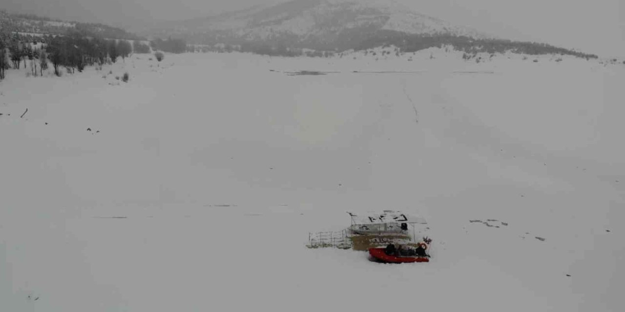 Buz Tutan Altınapa Baraj Gölü Karla Kaplandı