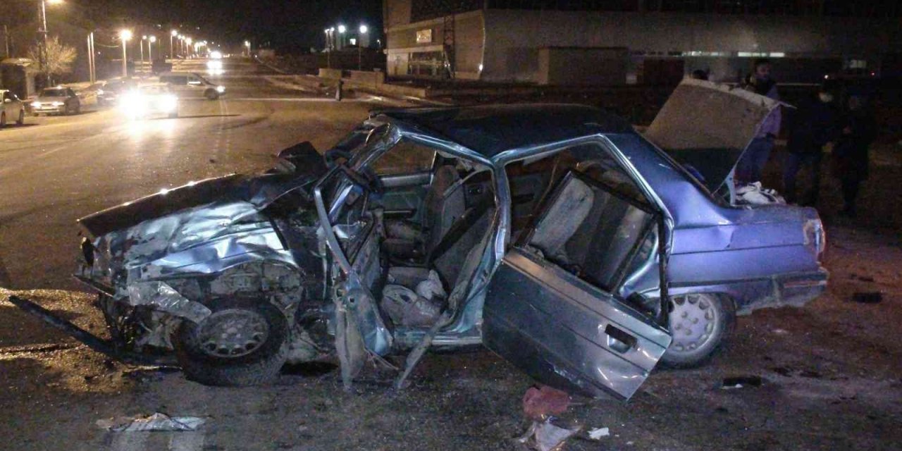 Karaman’da Hafif Ticari Araç İle Otomobil Çarpıştı: 9 Yaralı