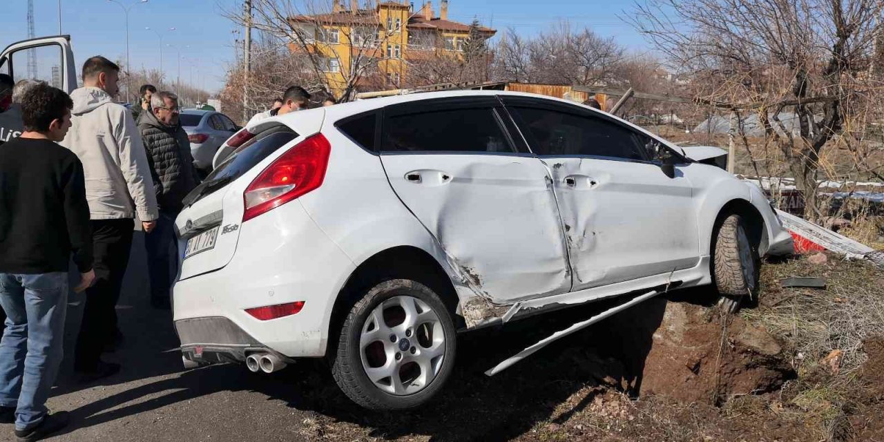 Aksaray'da Otomobil Önce Direğe Sonra Bahçe Tellerine Çarptı