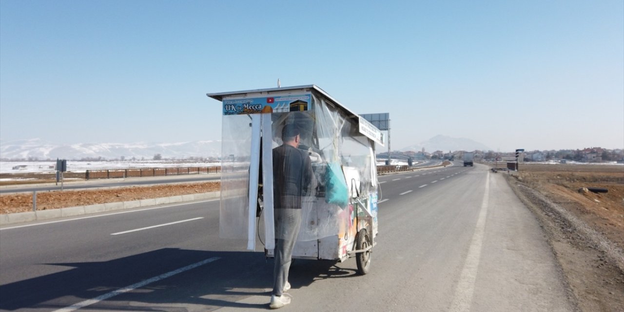 İngiltere'den Yürüyerek Kutsal Topraklara Ulaşacak