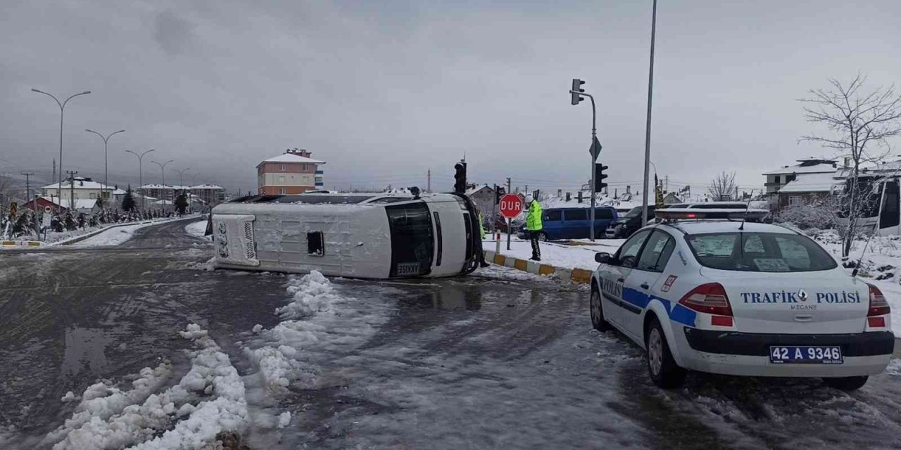 Konya’da İşçi Taşıyan Servis Minibüsleri Çarpıştı: 14 Yaralı
