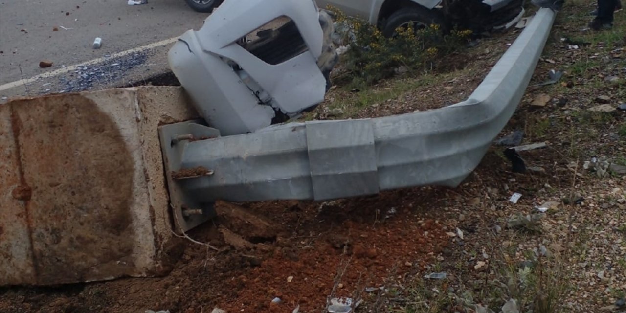 Mersin'de Kamyonet Tünel Girişindeki Beton Bariyere Çaptı