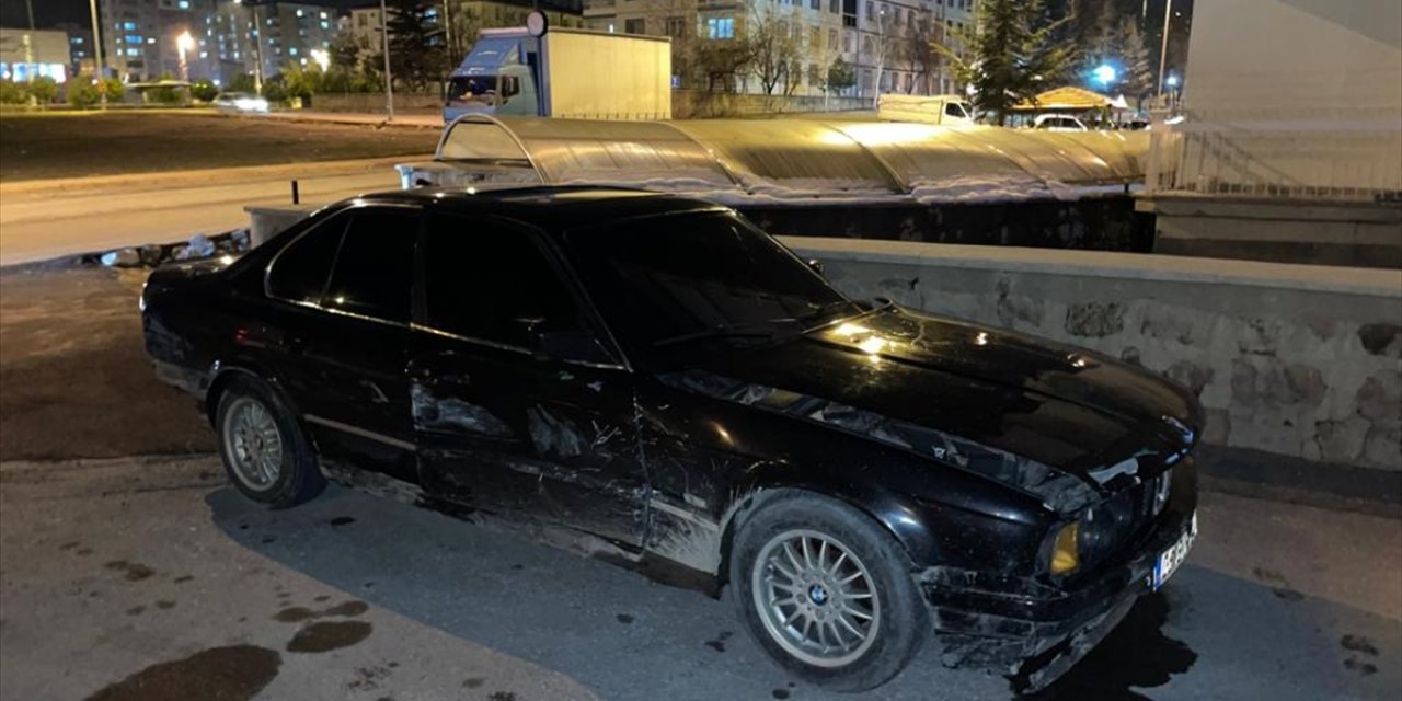 Kayseri'de Polisin Kovaladığı Şüpheli Otomobilini Bırakıp Kaçtı