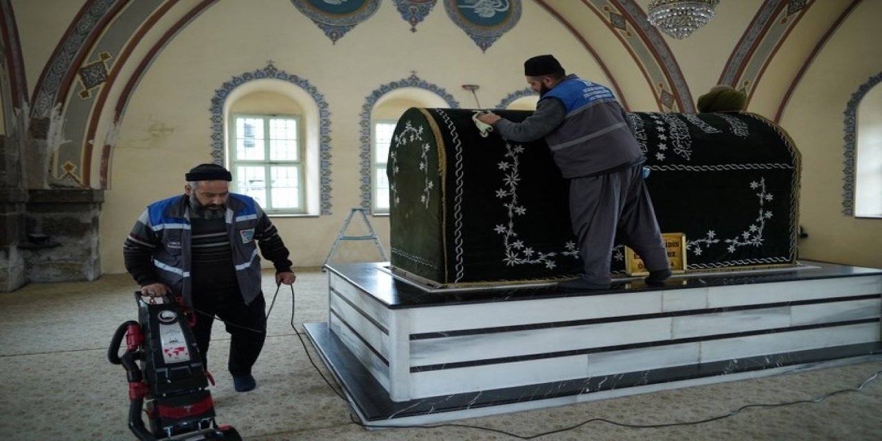 Melikgazi Belediyesi Türbelerde Gül Suyu İle Genel Temizlik Yaptı