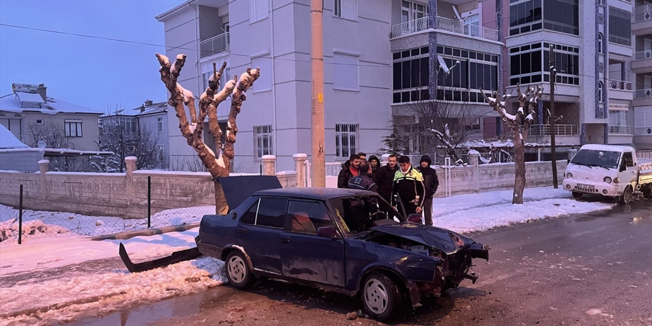 Kayganlaşan Yolda Direğe Çarptı