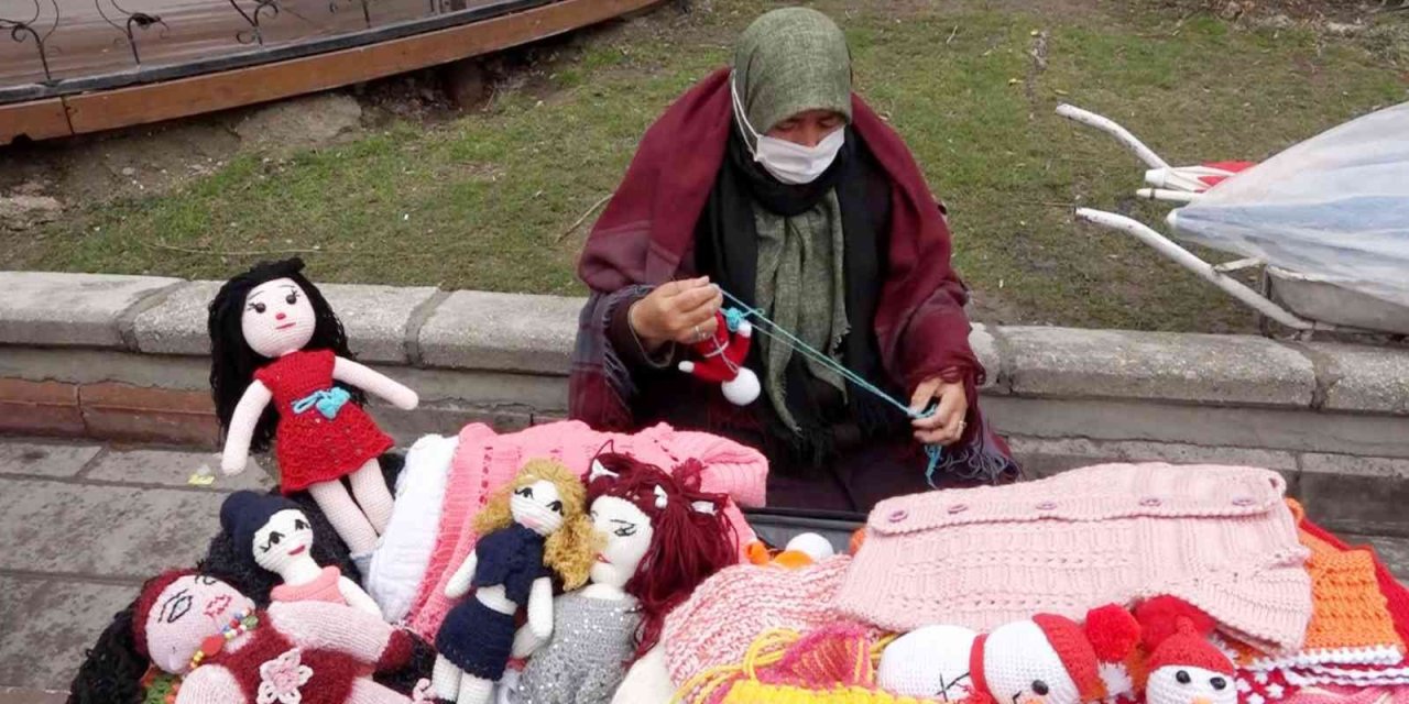 Aksaraylı Kadın El Emeği İle Hem Evine Hem Torununa Bakıyor