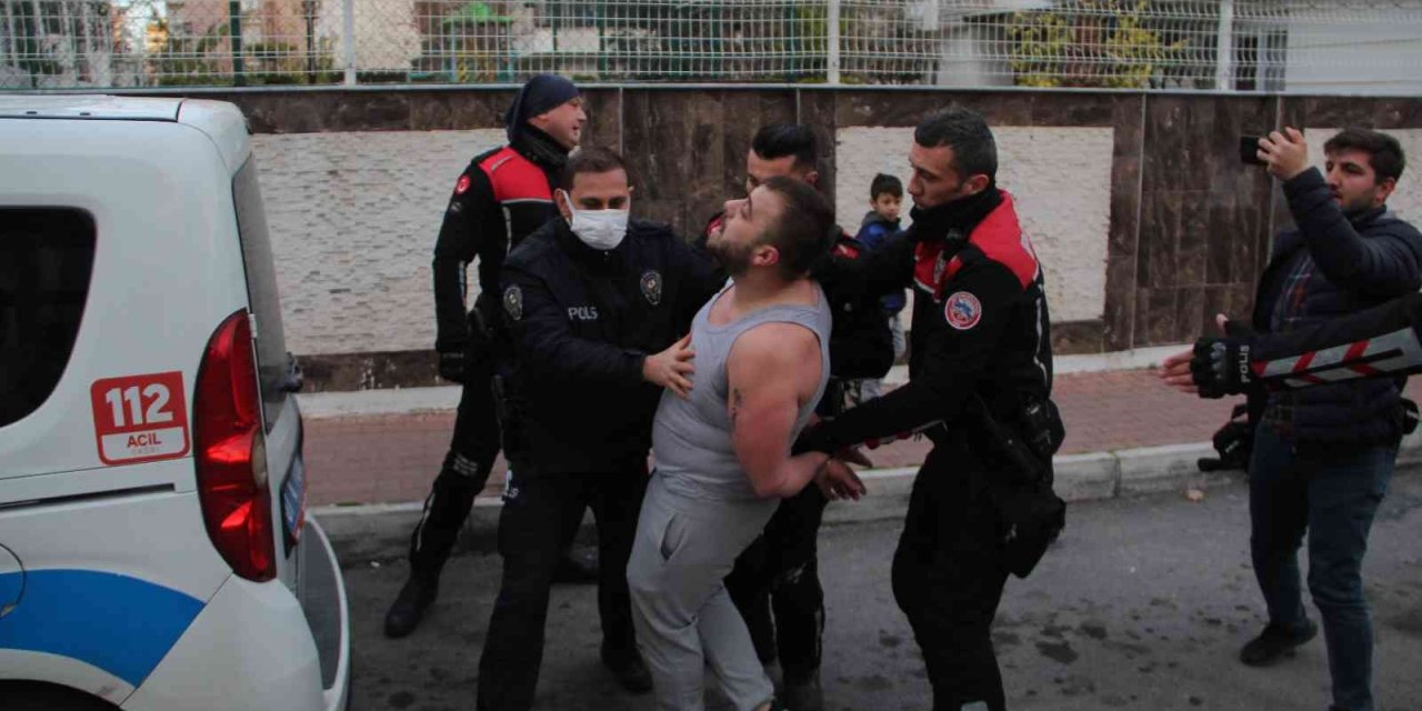 Balkondaki Silahlı Şahıs Polisi Alarma Geçirdi