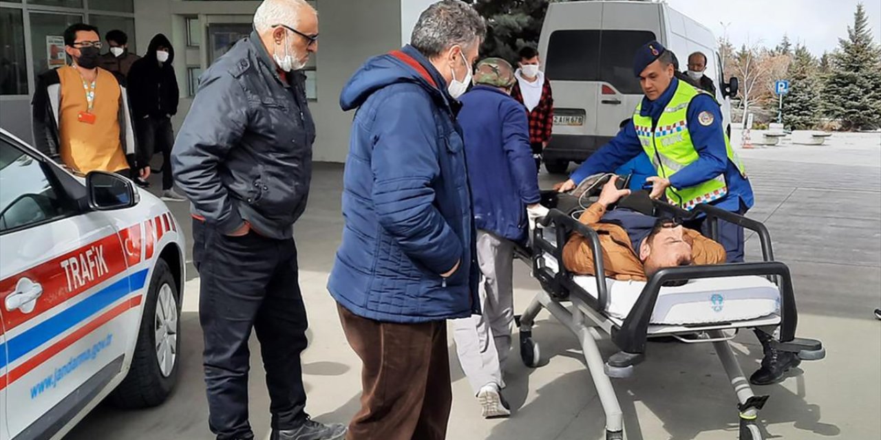 Konya'da Rahatsızlanan Tır Sürücüsünü Jandarma Hastaneye Yetiştirdi