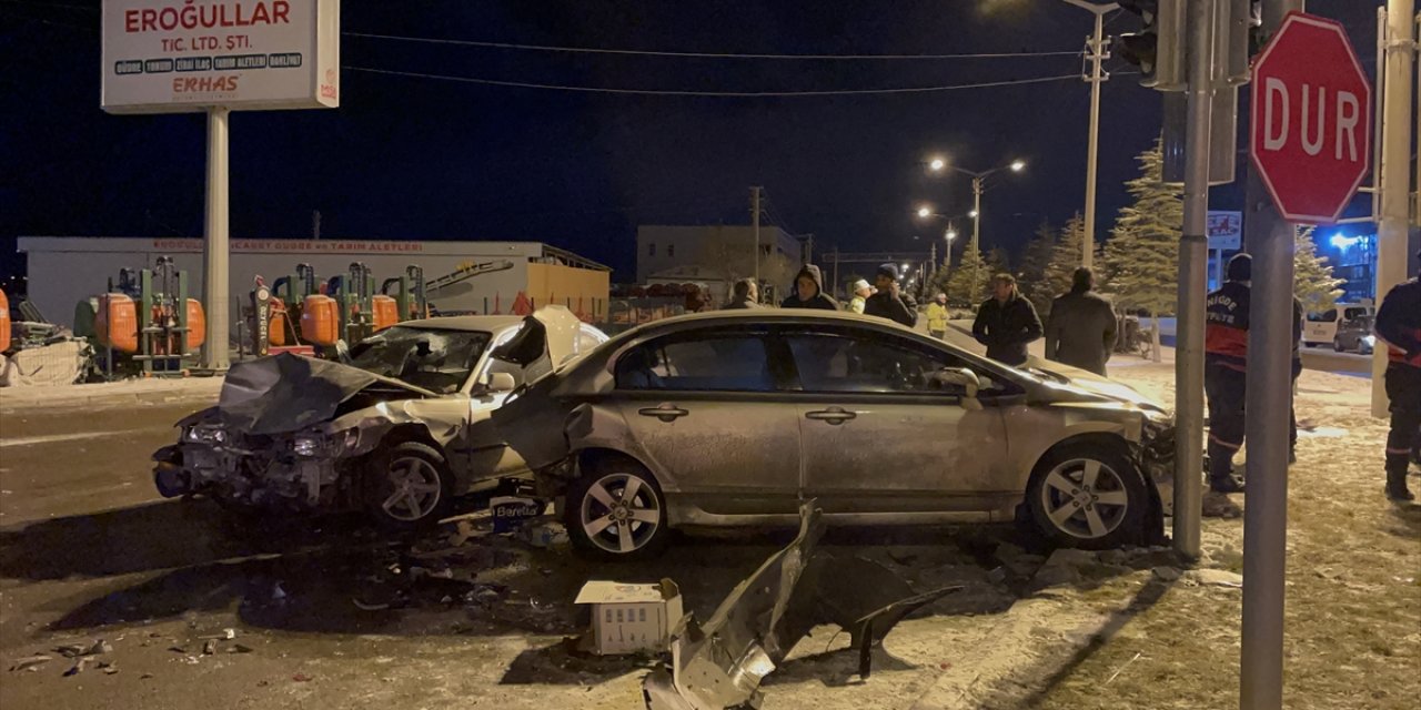 Niğde'de Araçlar Birbirine Girdi