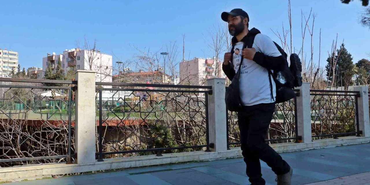 Eşinin Amerika’ya Götürdüğü Ve 6 Yıldır Göremediği Oğlu İçin Yürüyerek Türkiye’yi Dolaşıyor