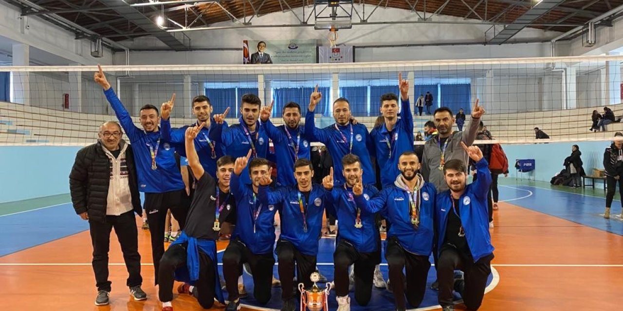 Asü Voleybol Takımı Turnuvayı Yenilgisiz Tamamladı