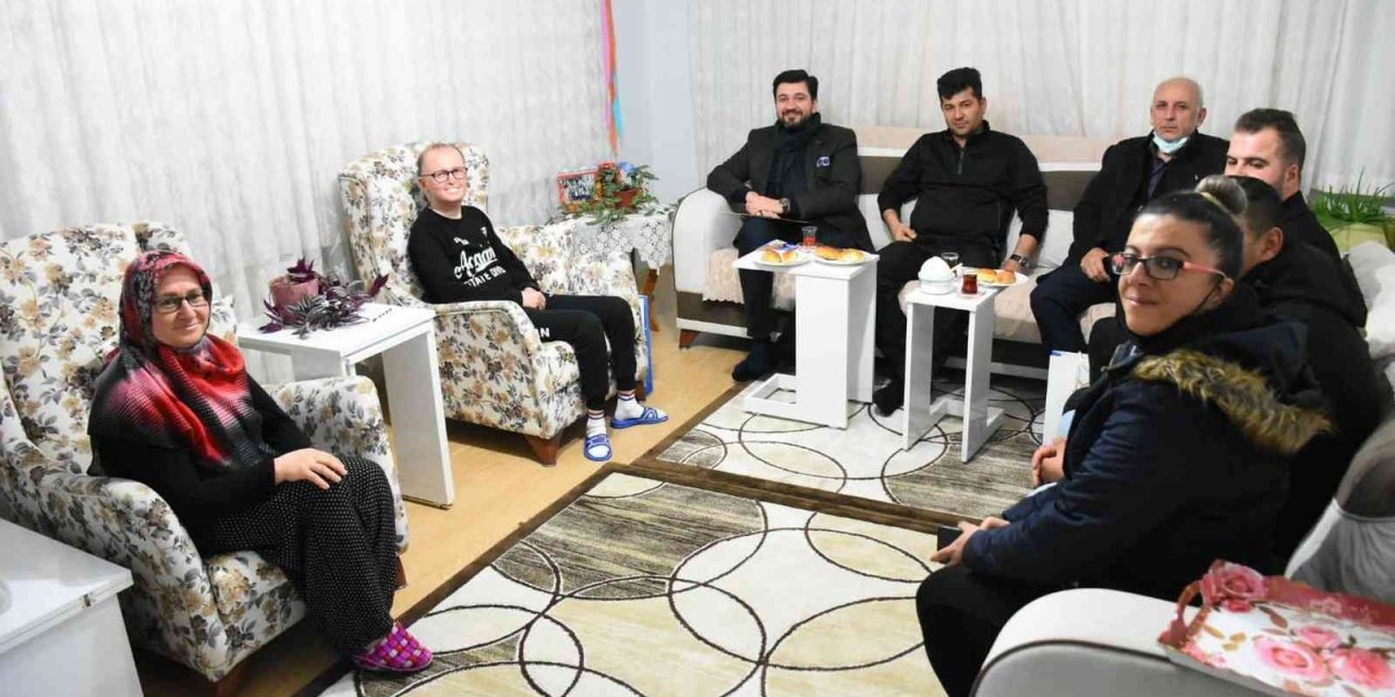 Ak Parti Tepebaşı’ndan Şirintepe’de 222 Eve Ziyaret