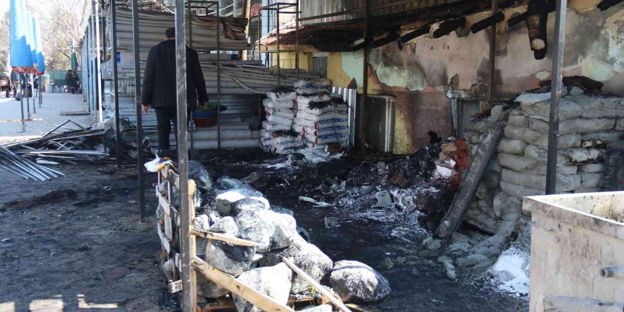 Eskişehir’de 2 Dükkan Ve 6 Araç Kundaklandı