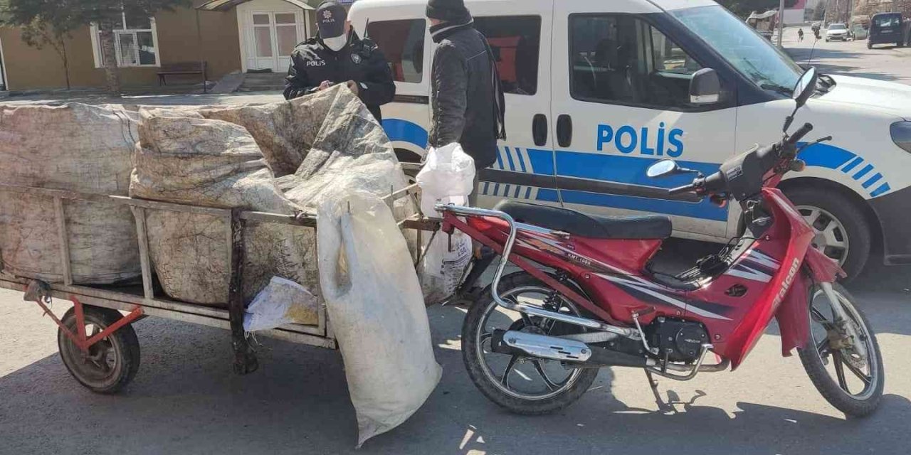 Araçlarla Kağıt Ve Hurda Toplayanlara Göz Açtırılmıyor